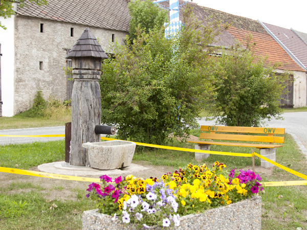 Historischer Laufbrunnen in Mantel