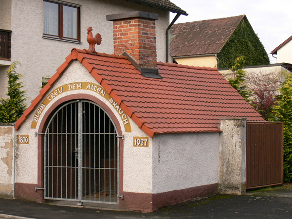 Historischer Gemeinde-Backofen in Mantel