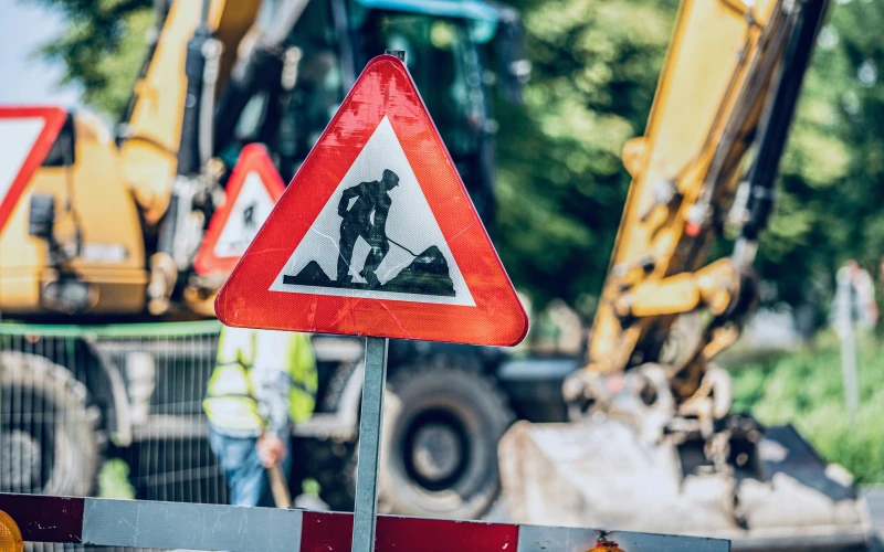 Baustelle mit Schilder und Bagger