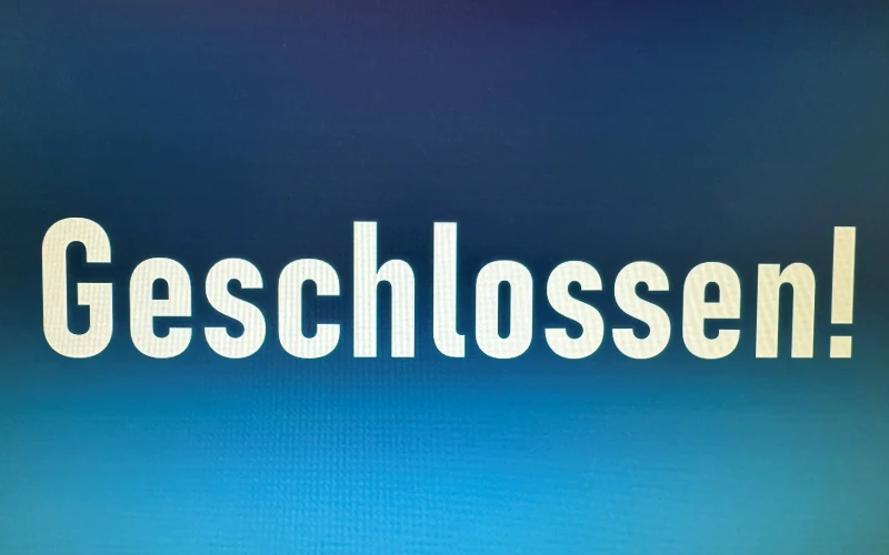 Geschlossen in weißen Buchstaben mit blauem Hintergrund mit Farbverlauf