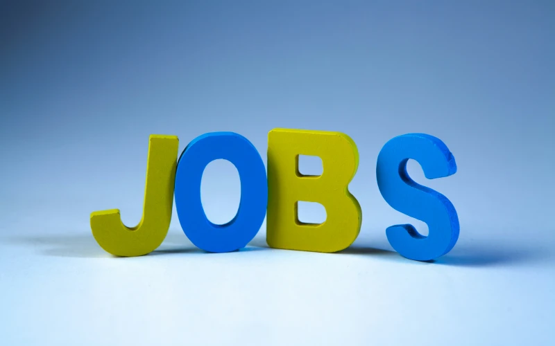 Jobs, Buchstaben in Gelb und Blau mit hellblauem Hintergrund