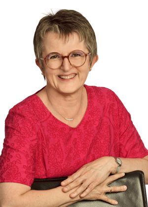 Dritte Bürgermeisterin Daniela Fuhrmann mit Brille, Kette und rotem Kleid